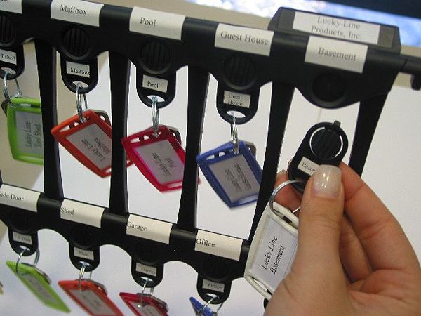 14 unit capacity File-A-Keyâ¢ base unit with 14 key snaps with rings