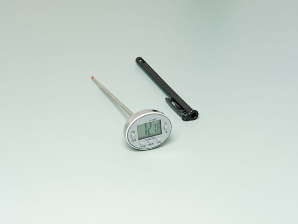 LCD Digital Food Service Thermometer with -40 to 450 (F)