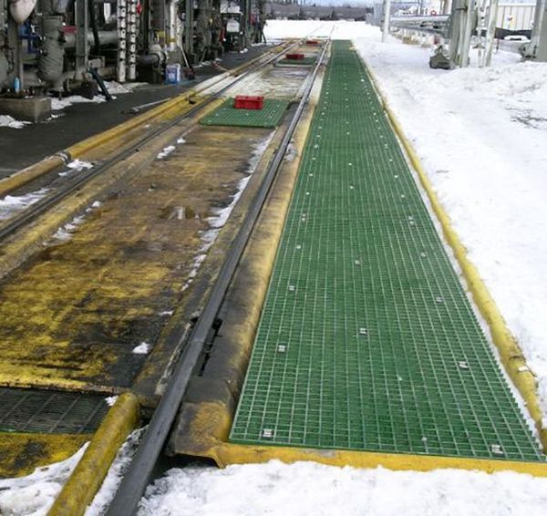 Molded Grating, 60 in Span, Grit-Top Surface, Corvex Resin, Green