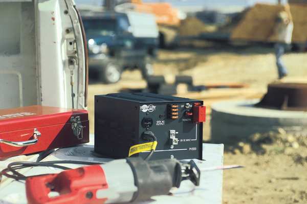 Inverter, Polycarbonate Case, Sine Wave Form, 2000W Nominal Output, 120V Output Voltage, 2 Outlets