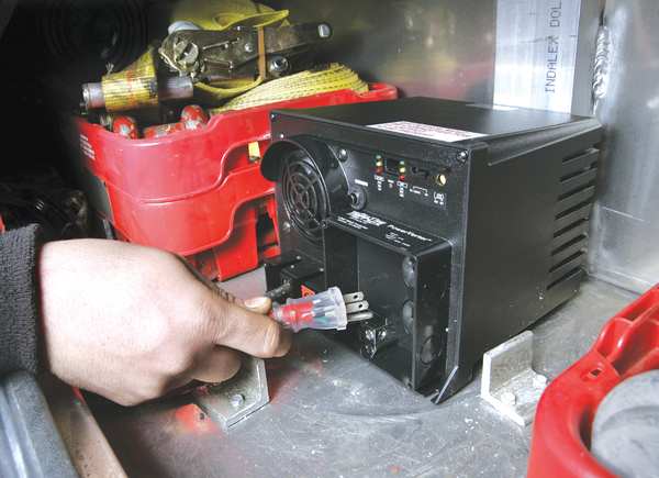 Inverter, Polycarbonate Case, Sine Wave Form, 1250W Nominal Output, 120V Output Voltage, 2 Outlets